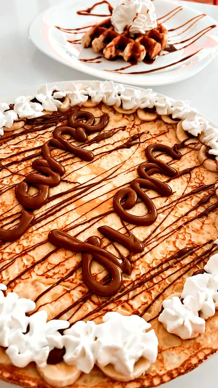 Crepe con Carpe Diem escrito en chocolate, plátano y nata